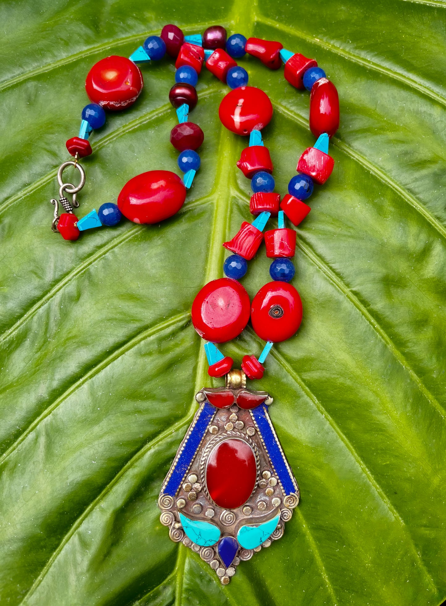 COLLAR DE CORAL, LAPIZ LAZULI, ÁGATAS AZULES DE LA ALEGRÍA Y ESPIRITUALIDAD