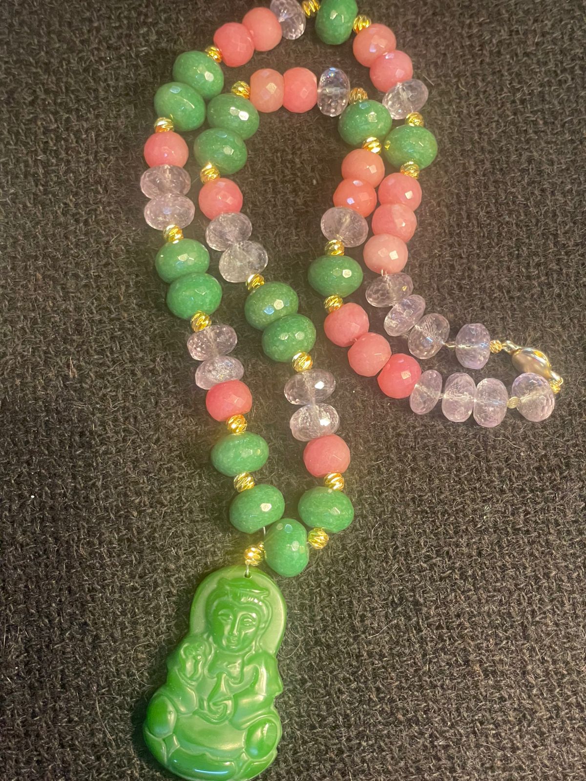 Collar de jade aventurina y un amatistas talismán de Kuan Yin