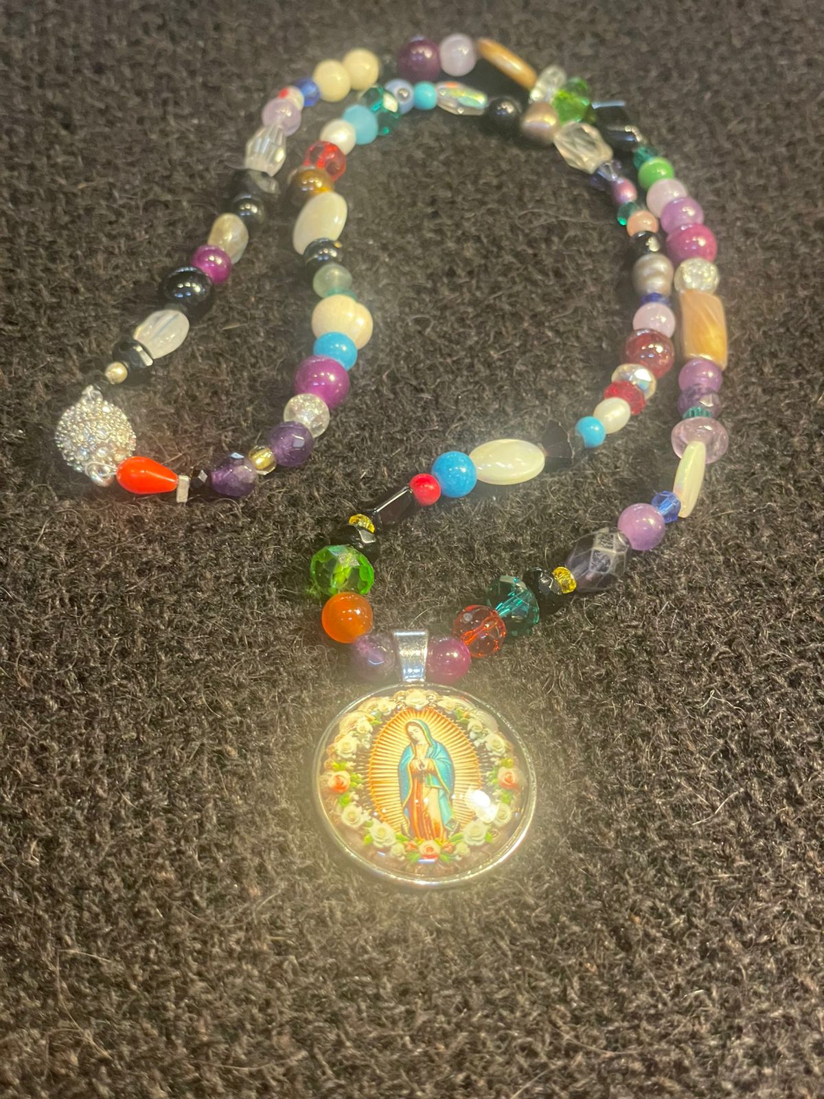 Collar virgen y gemas multicolores