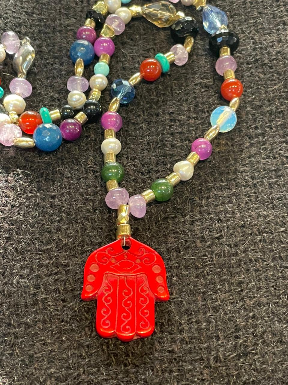 Collar de Hamsa roja con gemas multicolores