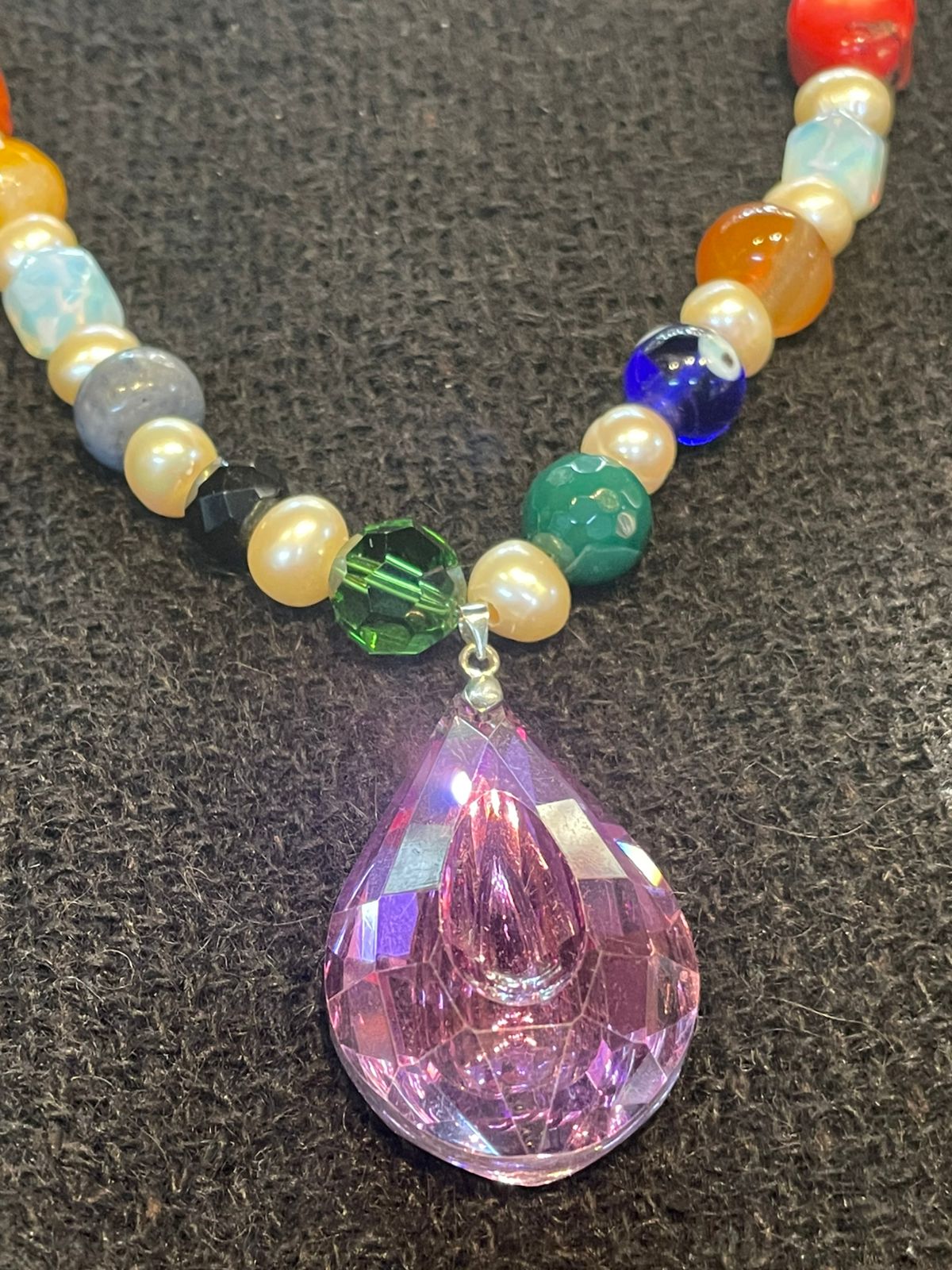 Collar de gemas y perlas con Cristal violeta