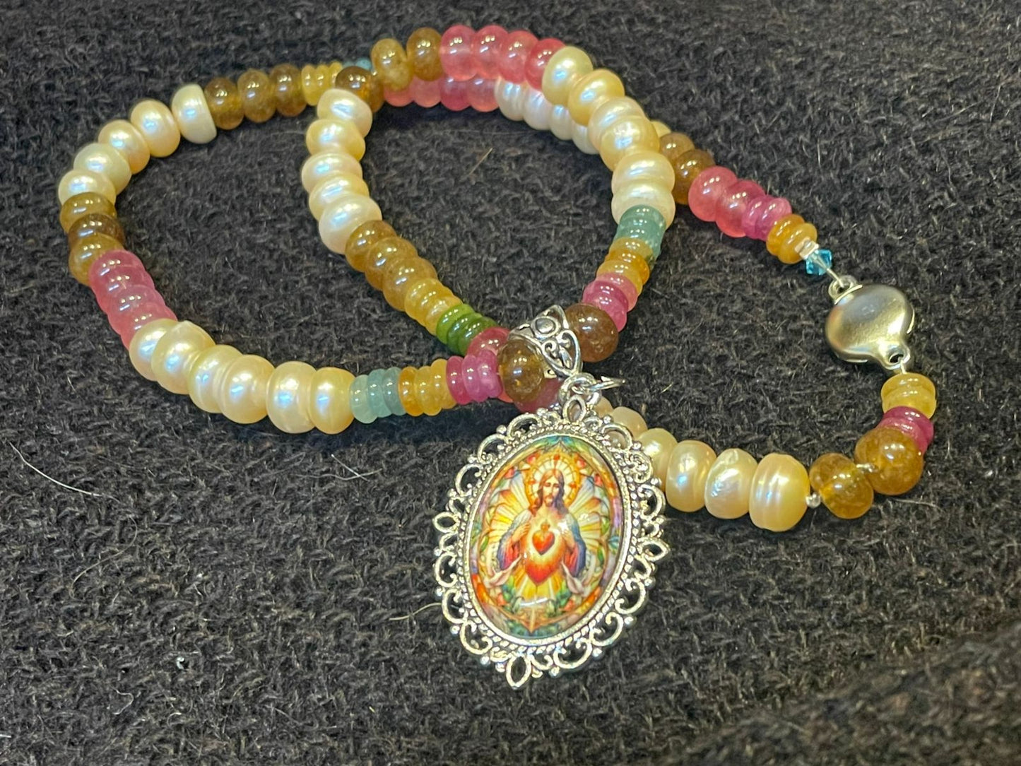 Collar de perlas y gemas consagradas el sagrado Corazón de Jesús