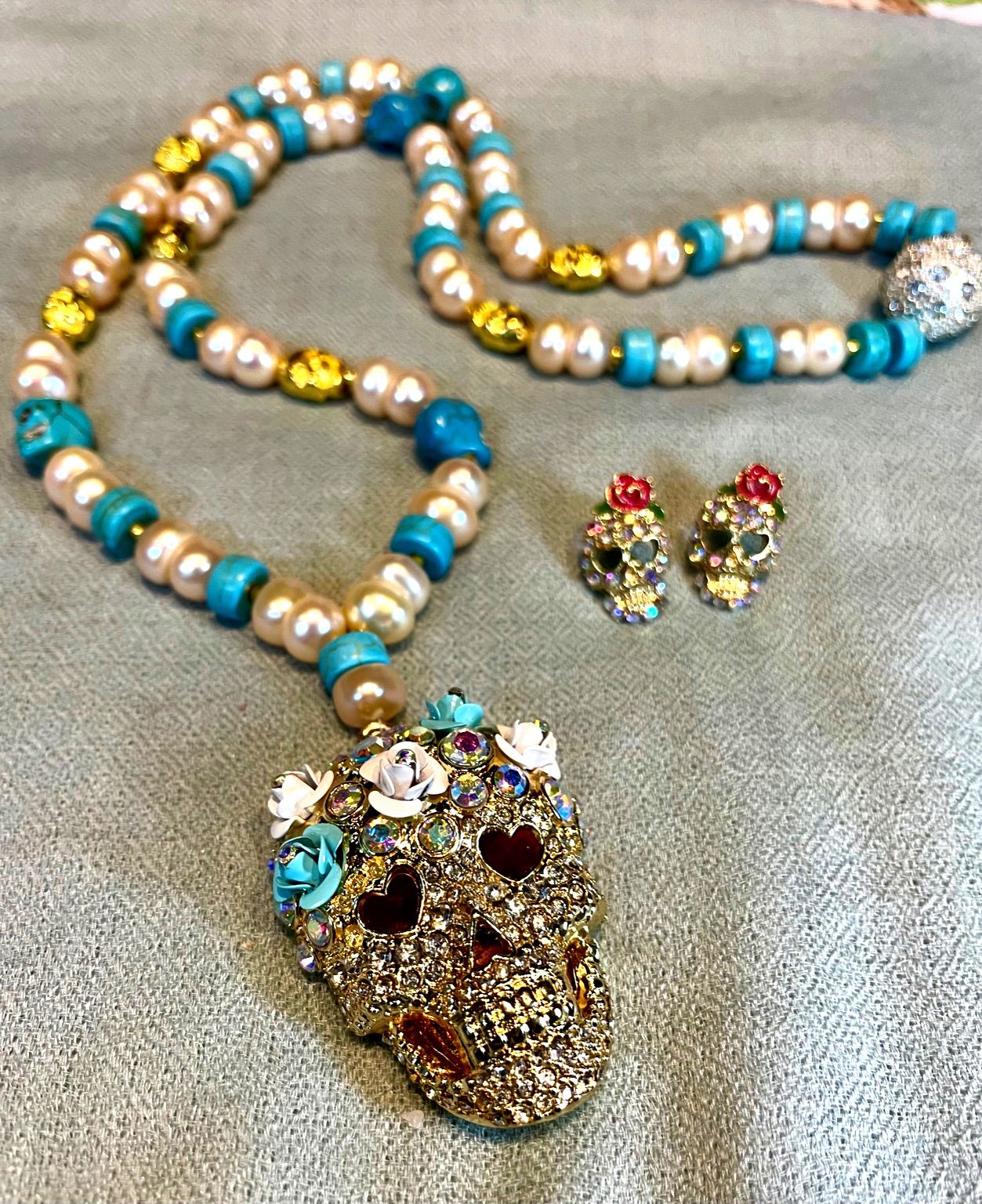 Aros y Collar de turquesa y perlas con la Santa muerte: un poderoso protector contra la envidia u la mala energía