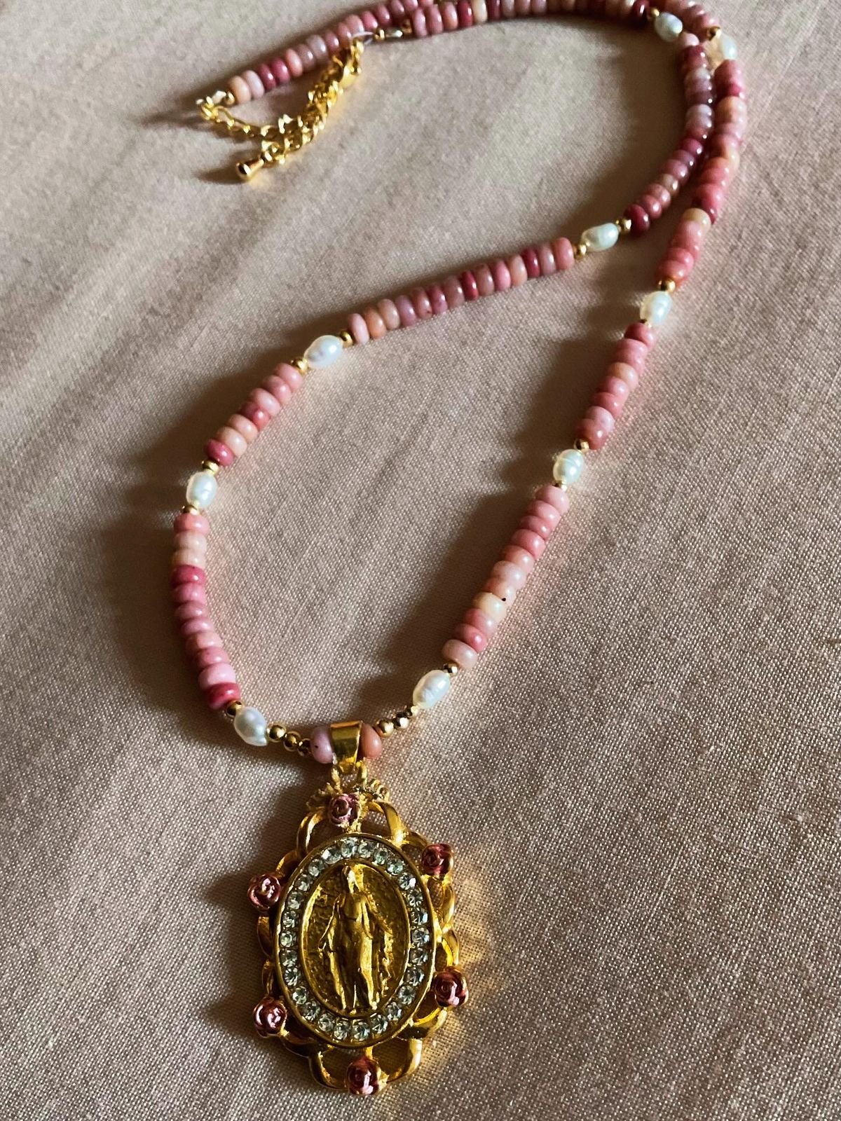 Rodocrosita y piedra luna medalla de la Virgen Milagrosa