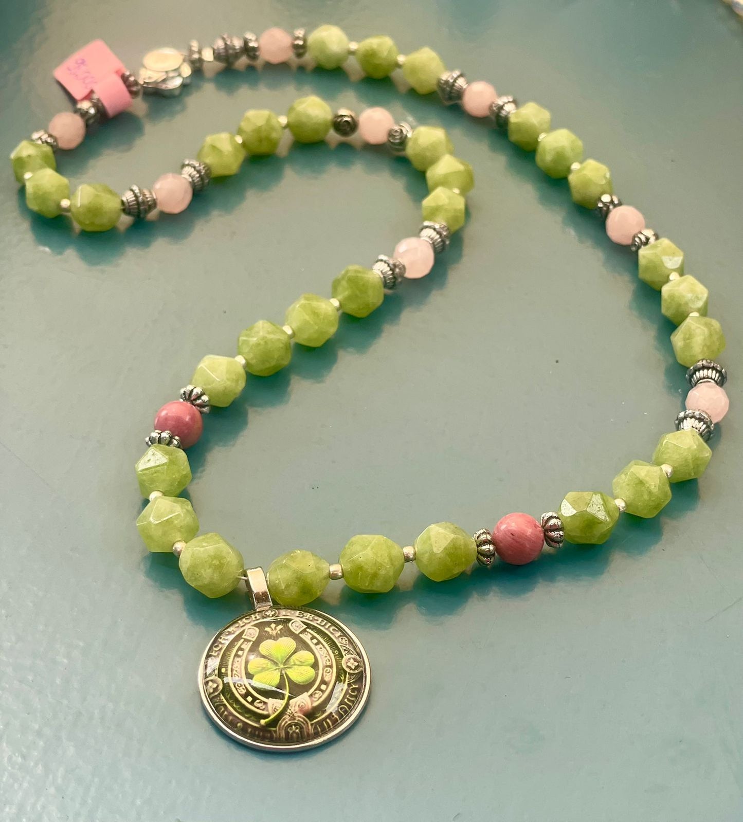 Collar del trébol de la buena fortuna ágatas verdes y rosas