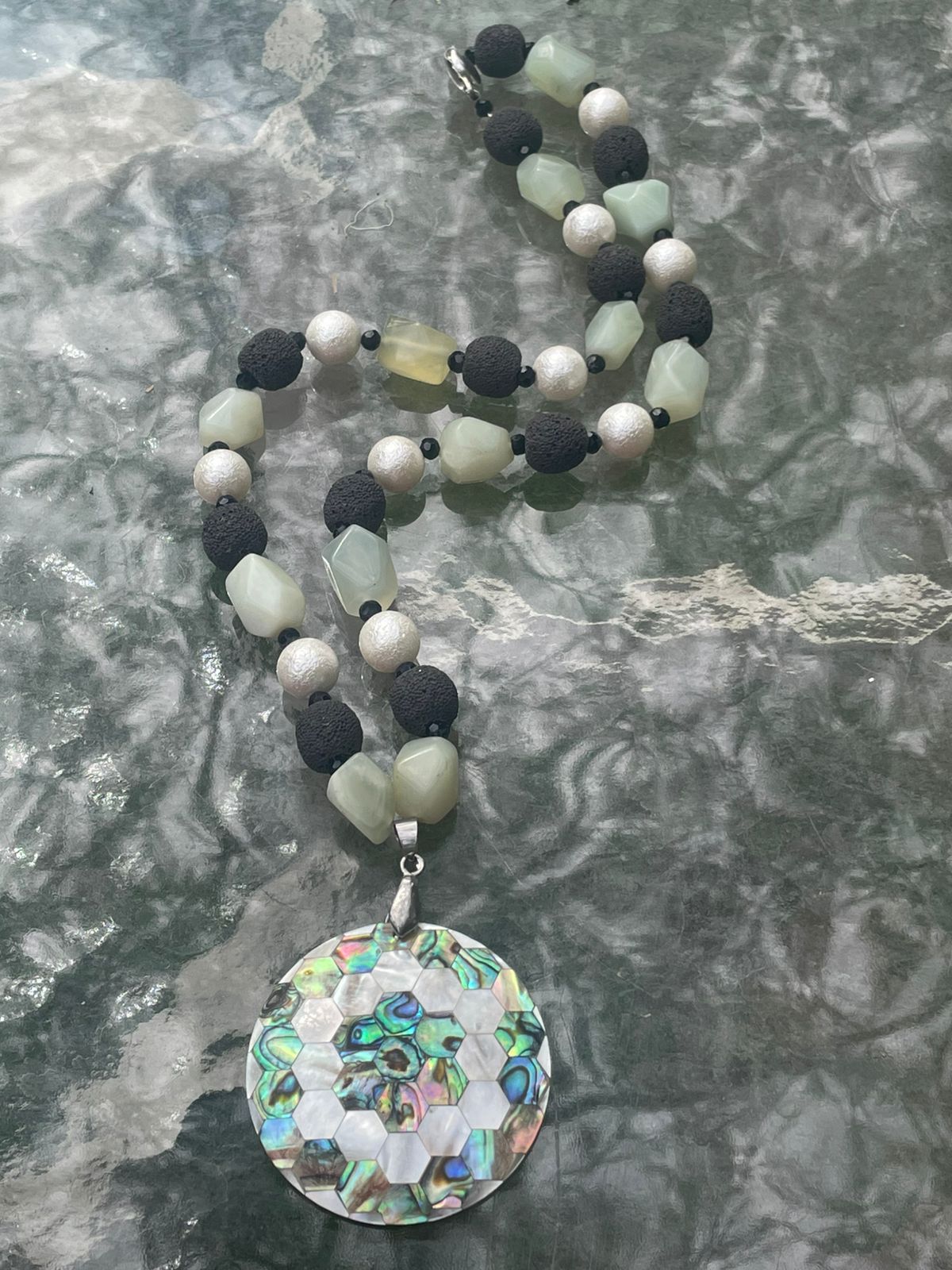 Collar de lava y ópalo con mandala de nacar