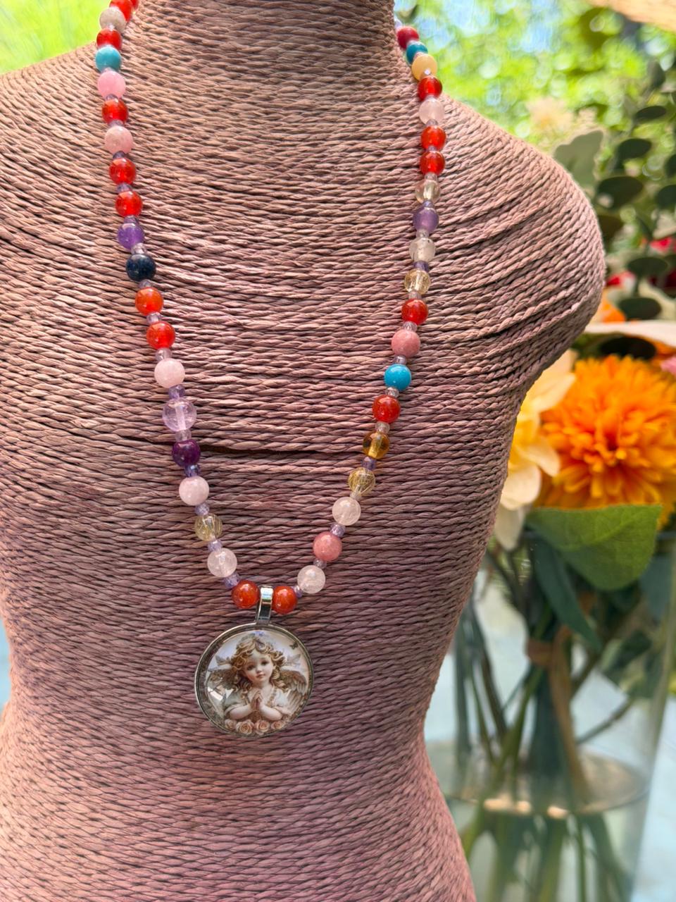 Ángel del amor en collar de gemas multicolores