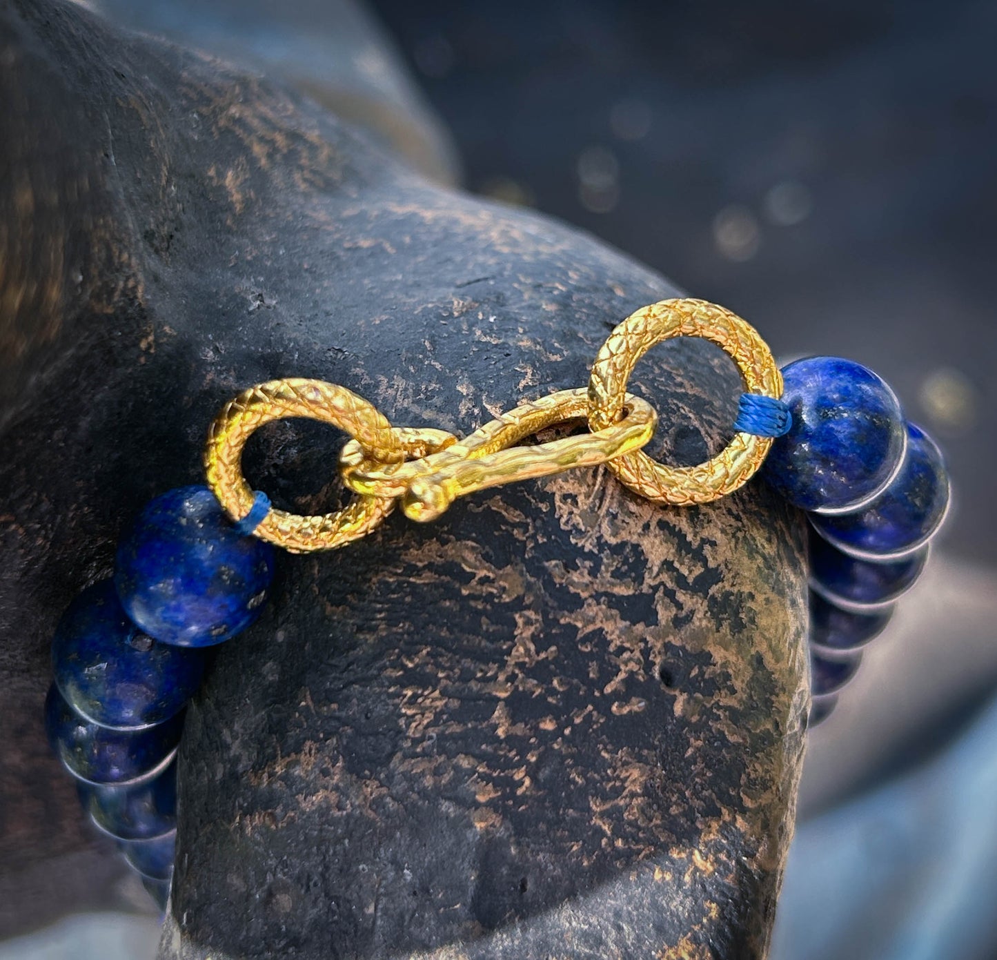 Collar de lapislázuli con broche enchapado en oro