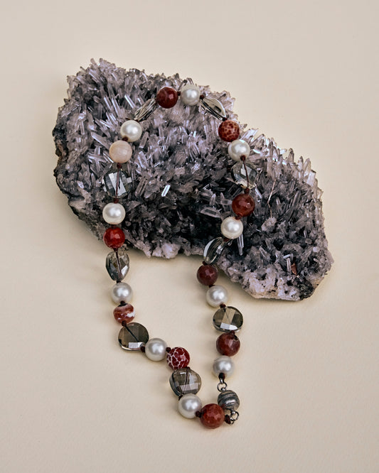 Cornalina, perlas de nácar y cristal