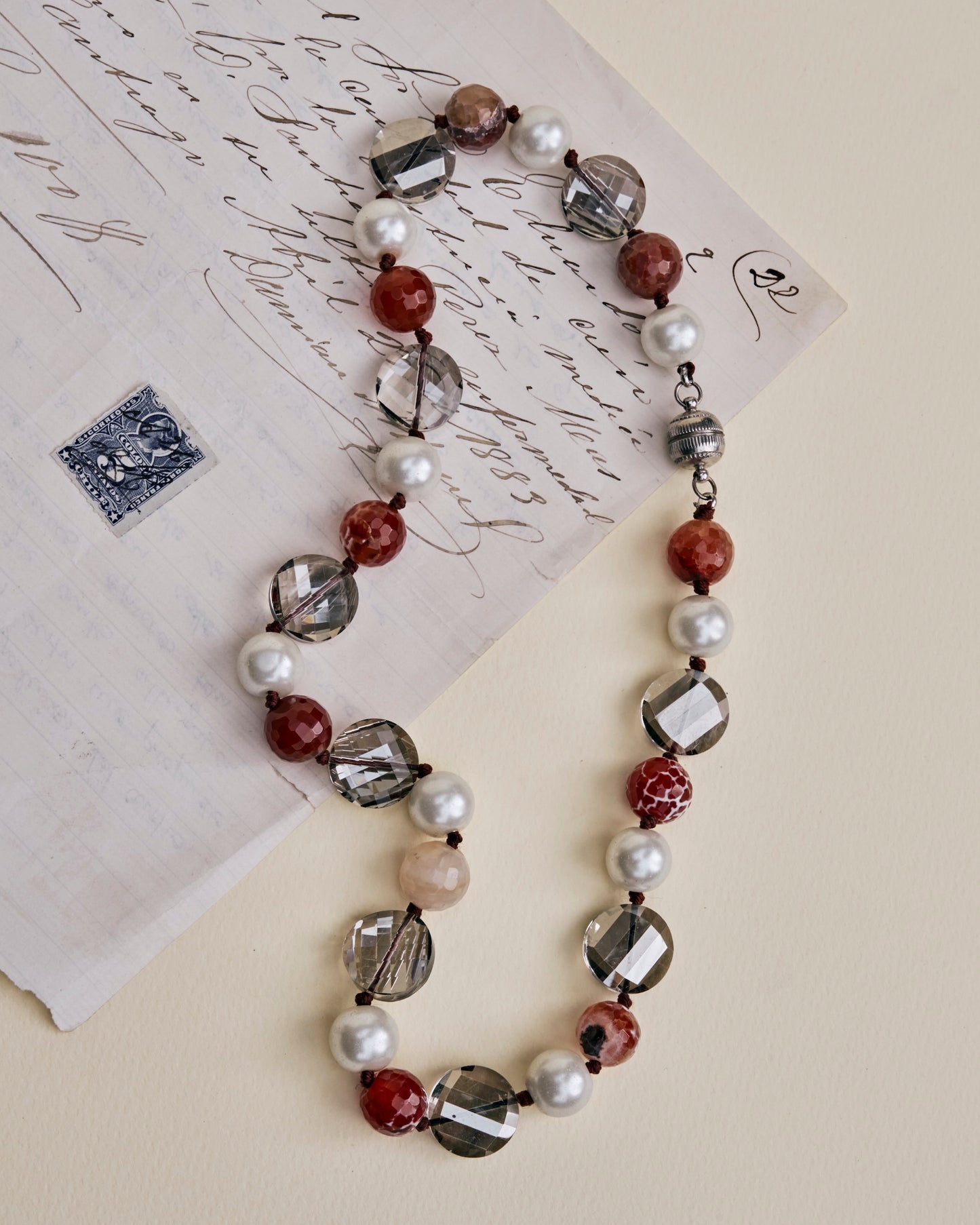 Cornalina, perlas de nácar y cristal