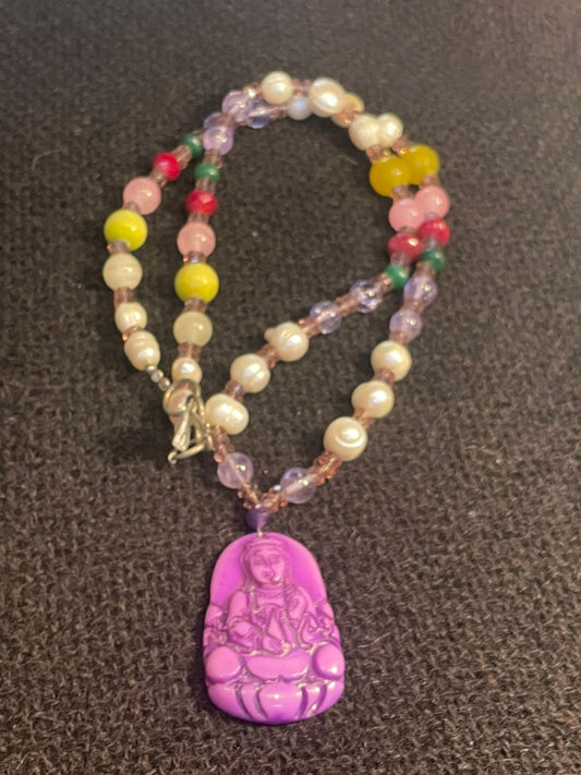 Collar con perlas amatistas aventurinas y talismán de Kuan Yin