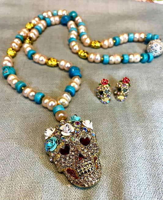 Aros y Collar de turquesa y perlas con la Santa muerte: un poderoso protector contra la envidia u la mala energía