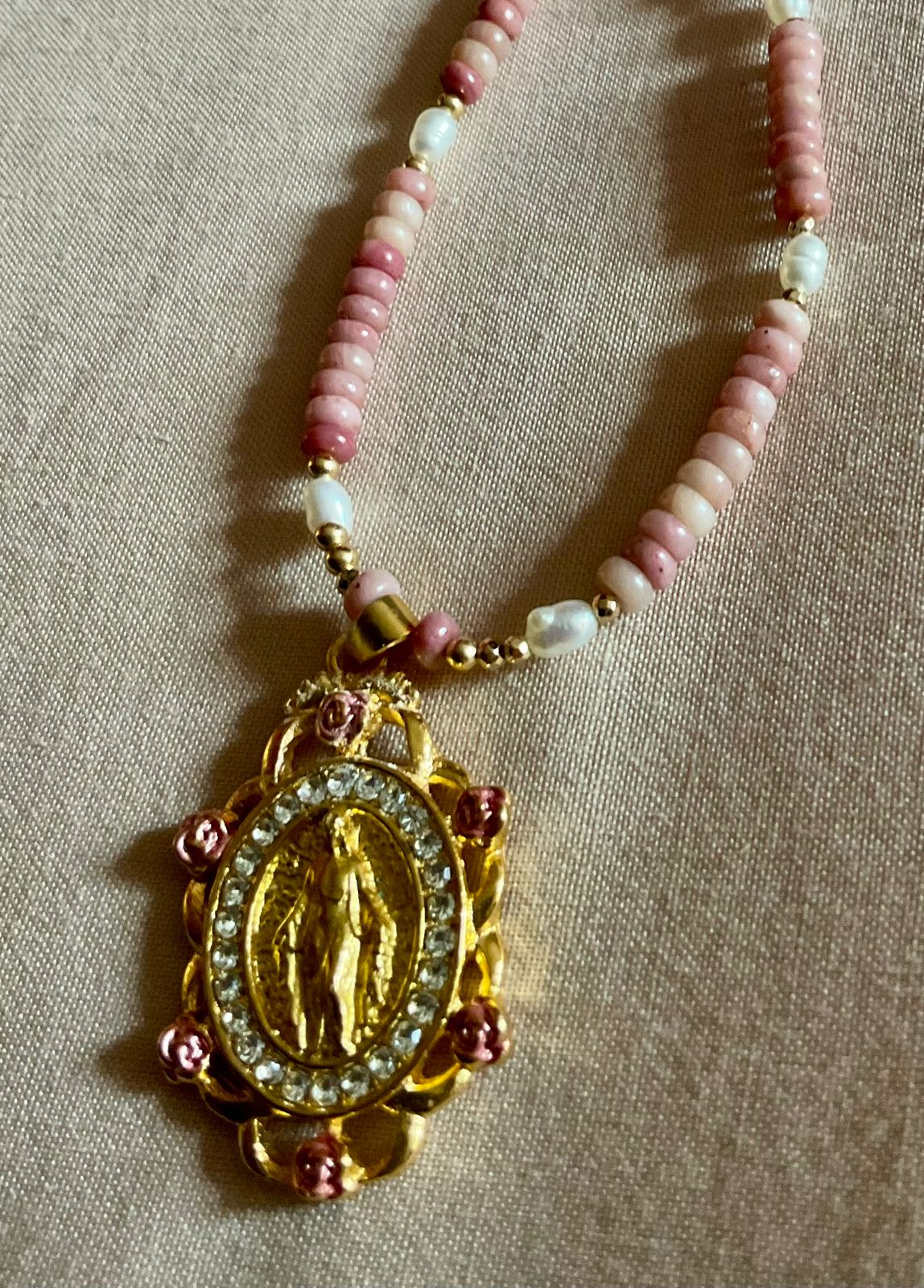 Rodocrosita y piedra luna medalla de la Virgen Milagrosa