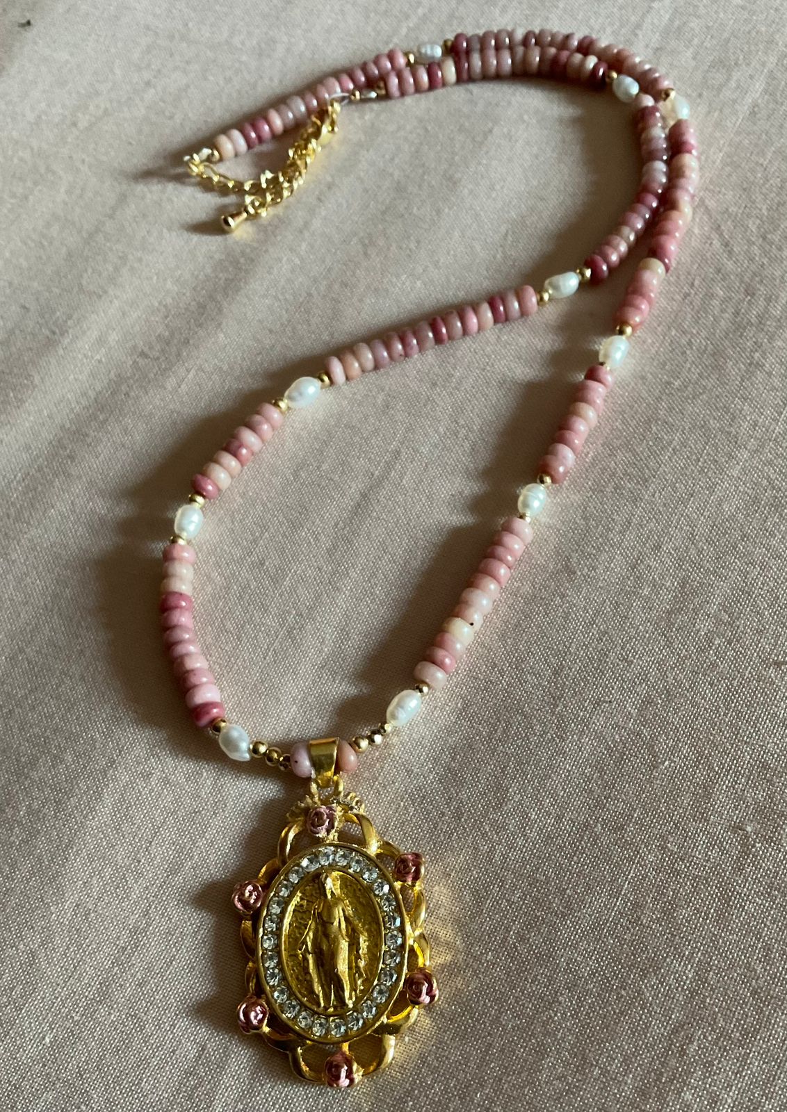 Rodocrosita y piedra luna medalla de la Virgen Milagrosa