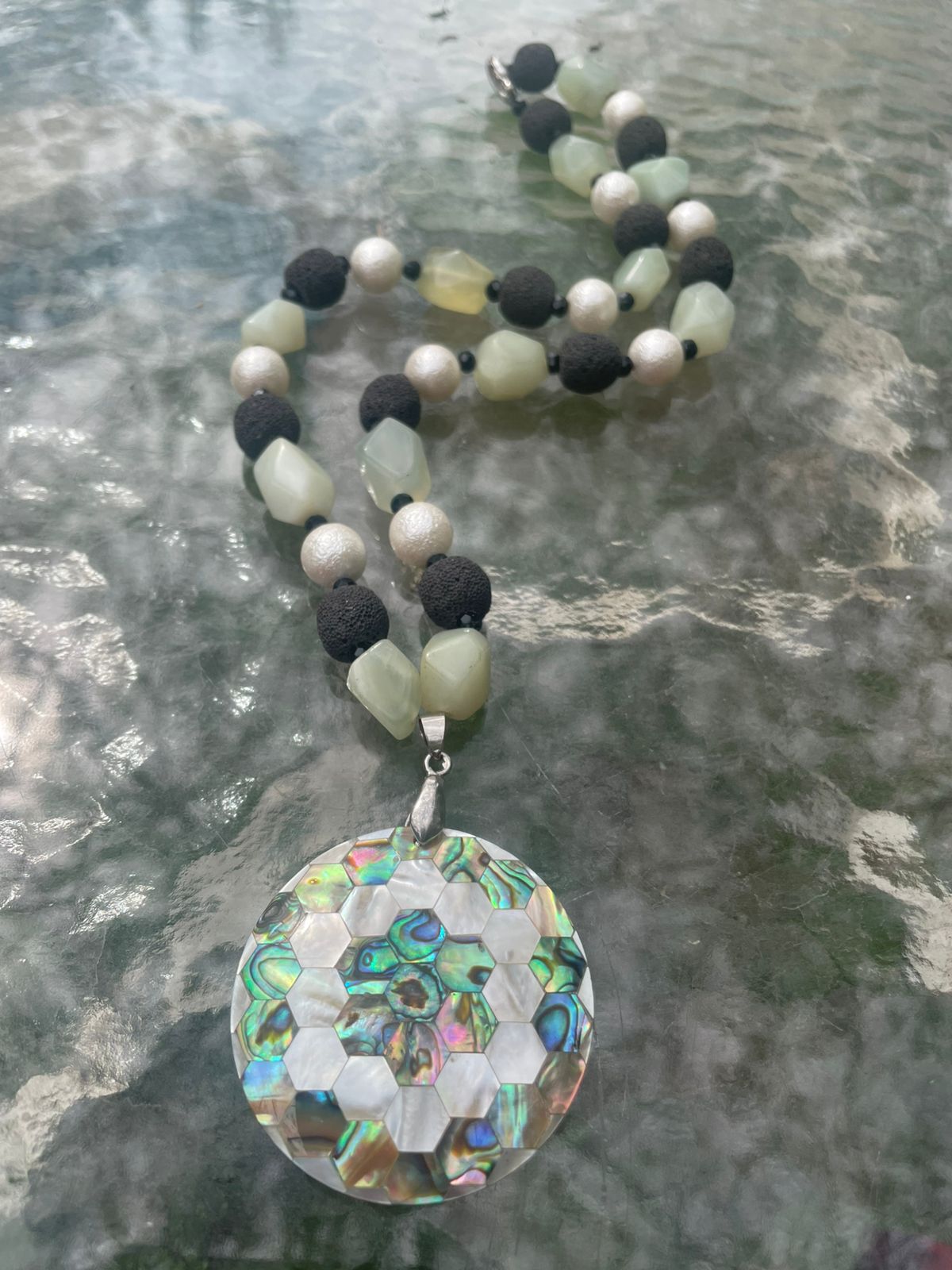Collar de lava y ópalo con mandala de nacar