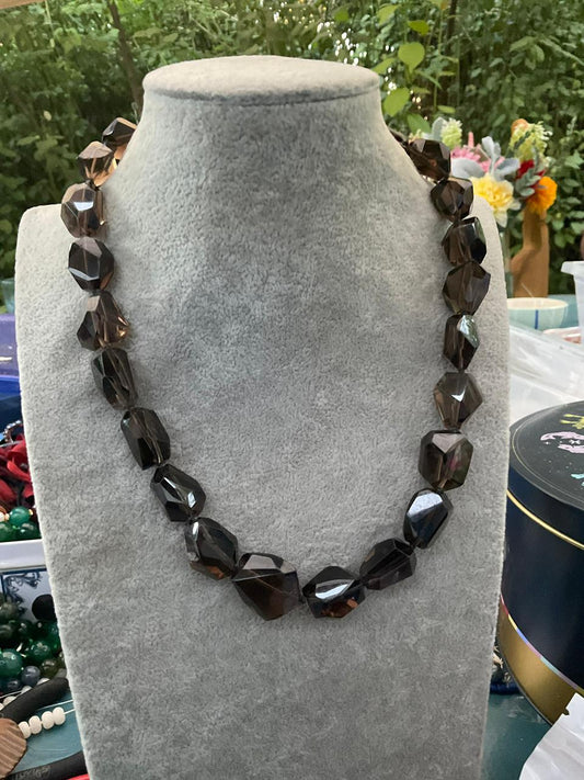 Collar de cuarzo humo facetados