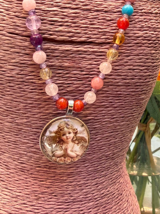 Ángel del amor en collar de gemas multicolores