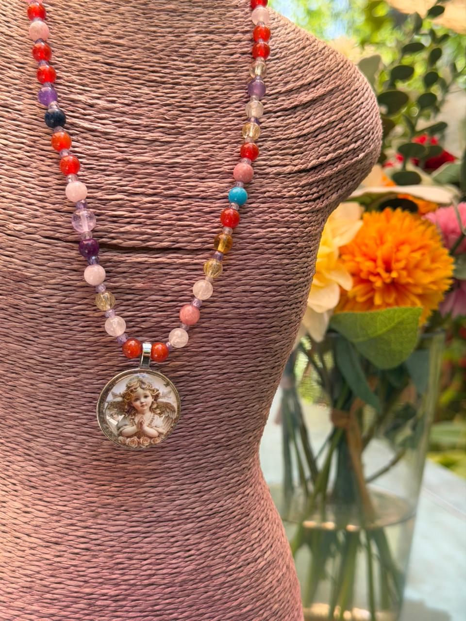 Ángel del amor en collar de gemas multicolores
