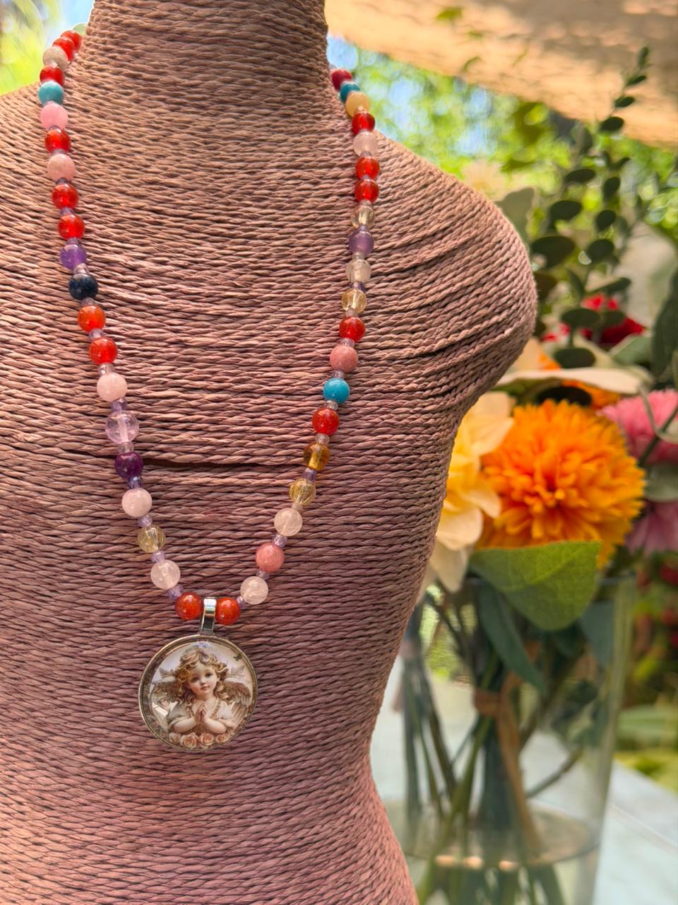 Ángel del amor en collar de gemas multicolores