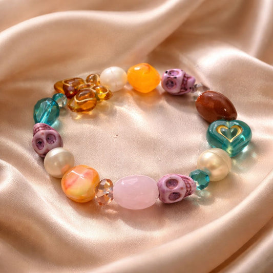 Pulsera con corazones y calaveras protección y atracción del amor