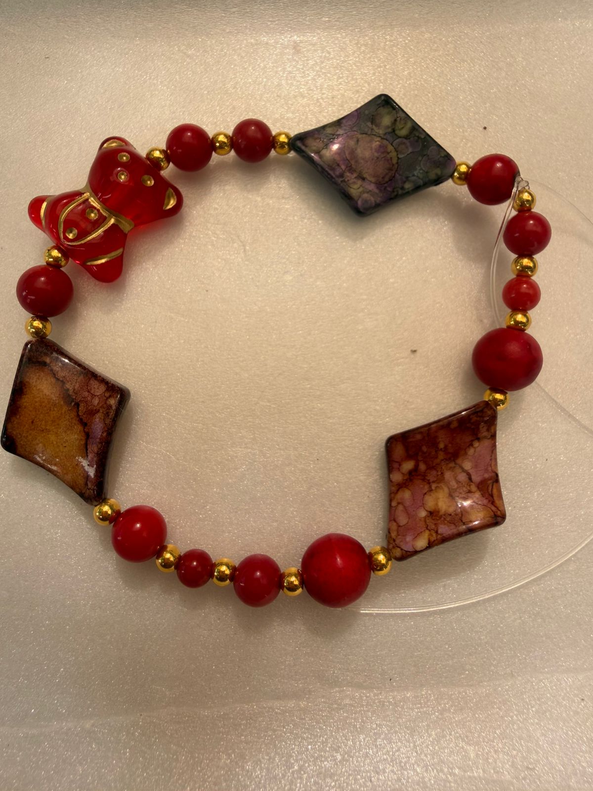 Pulsera con osito y coral fuerza y pasión