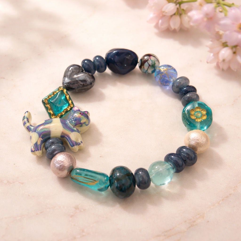 Pulsera de gemas y resinas tonos azules y gatito de cerámica