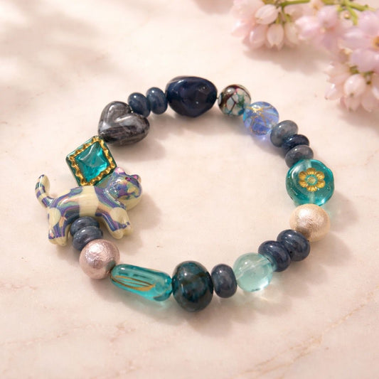 Pulsera de gemas y resinas tonos azules y gatito de cerámica