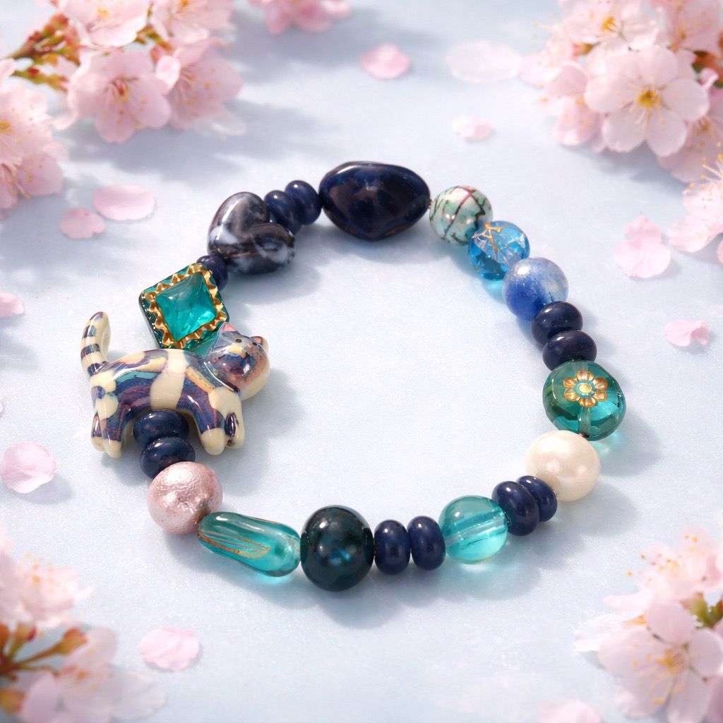 Pulsera de gemas y resinas tonos azules y gatito de cerámica