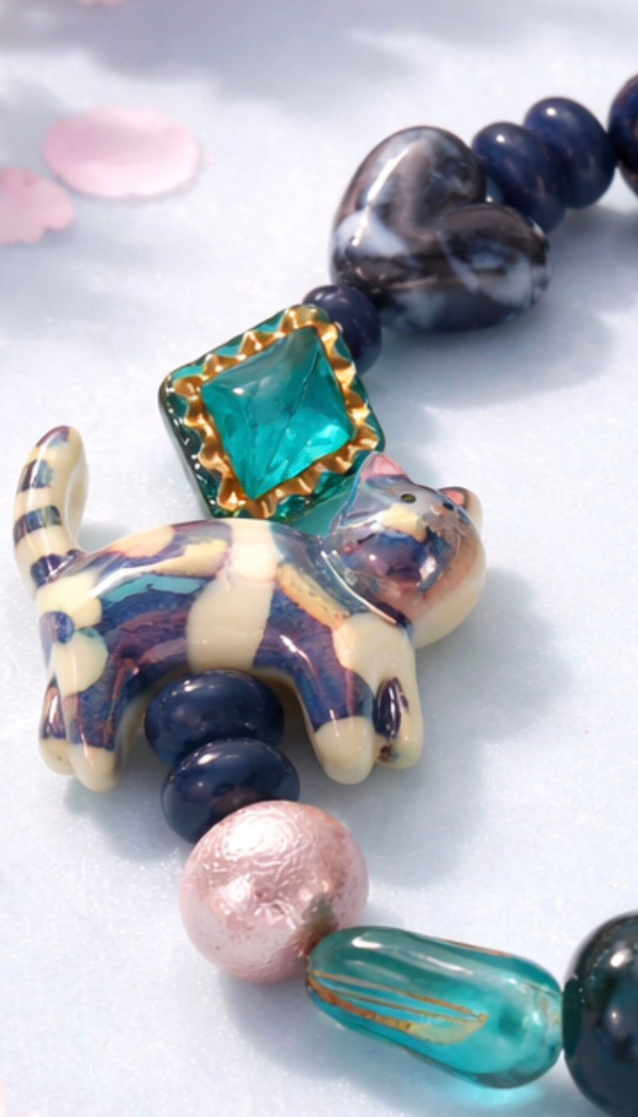 Pulsera de gemas y resinas tonos azules y gatito de cerámica