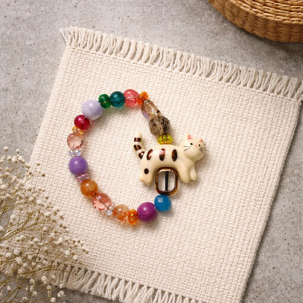 Pulsera gemas y resinas con gatito en cerámica