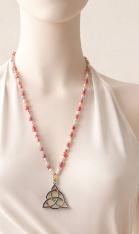 Triqueta hilada en rodocrosita