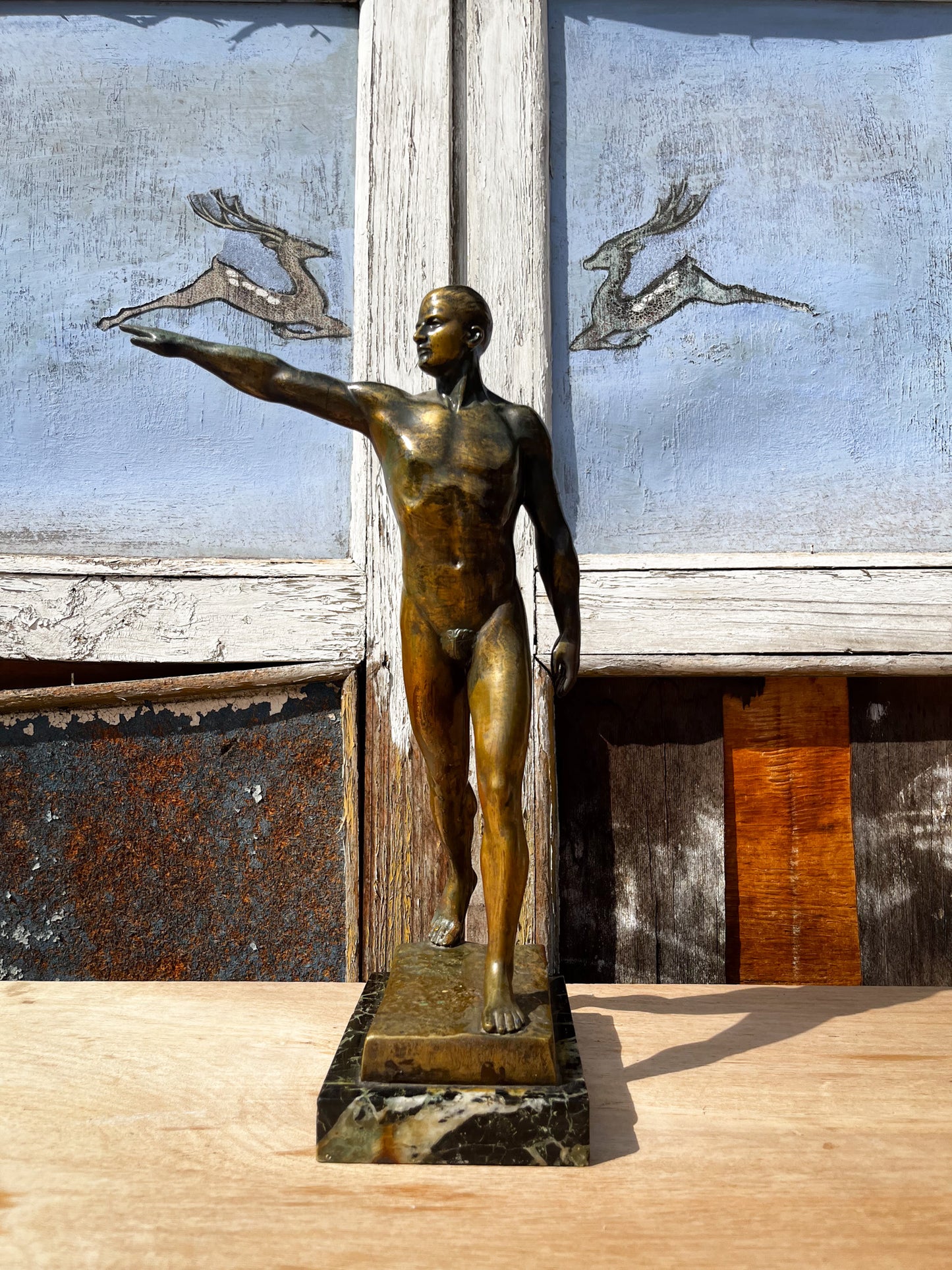 El Atleta, figura de bronce y mármol firmada