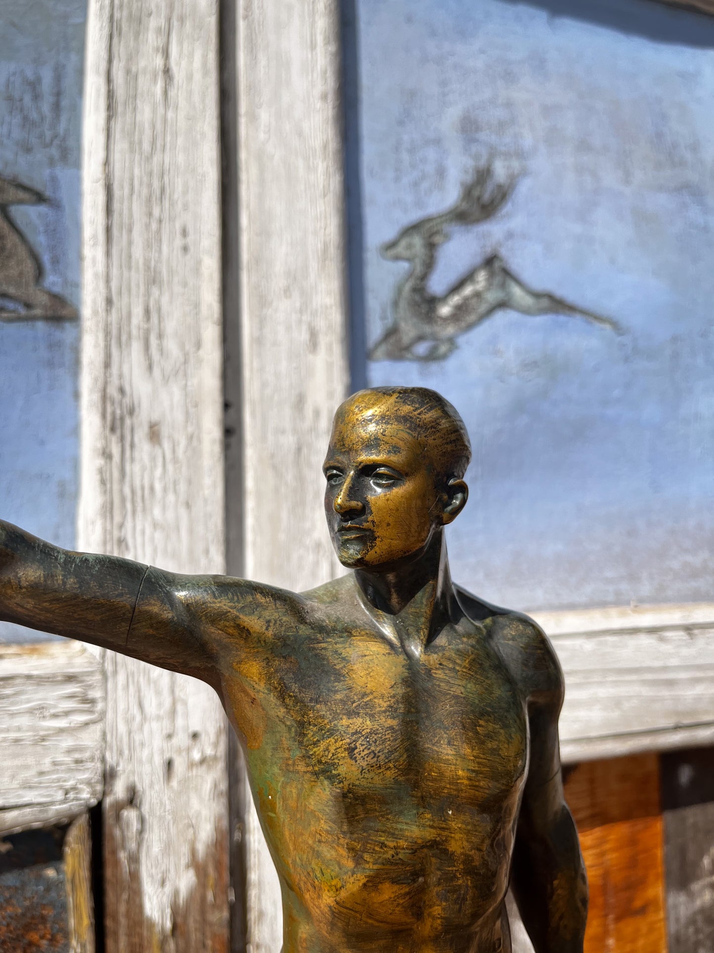 El Atleta, figura de bronce y mármol firmada